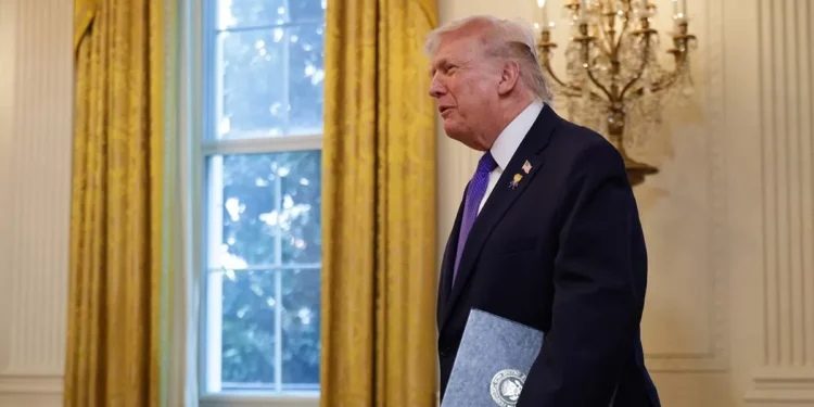 Donald Trump decreta protección de ingresos petroleros de Venezuela y el chavismo marcha por razonable