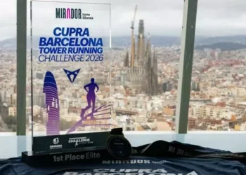 Barcelona toca el cielo: 400 atletas ‘escalan’ los 34 pisos de la Torre Glòries en pincho tarde histórica