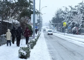 ‘Kristin’ corta carreteras y cierra colegios por la nieve