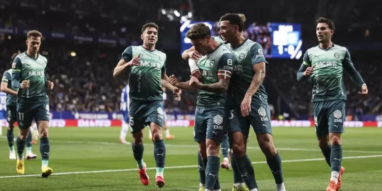 El Alavés despega y deja tocado al Espanyol