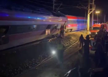 Al aparte 21 muertos y 25 heridos graves tras choque entre dos trenes en España