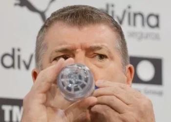 El Valencia CF llega tarde con el fichaje del central: La peor gestión opcional