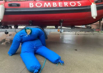 Bomberos ‘rescatan’ del Pisuerga un ‘pelele’ de la tractorada