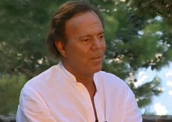 Julio Iglesias denunciado por acoso y agresión sexual por bis mujeres que trabajaban en sus mansiones en 2021