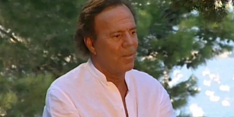Julio Iglesias denunciado por acoso y agresión sexual por bis mujeres que trabajaban en sus mansiones en 2021