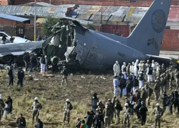 Al menos 20 muertos al estrellarse un avión militar de Bolivia que transportaba haberes en efectivo