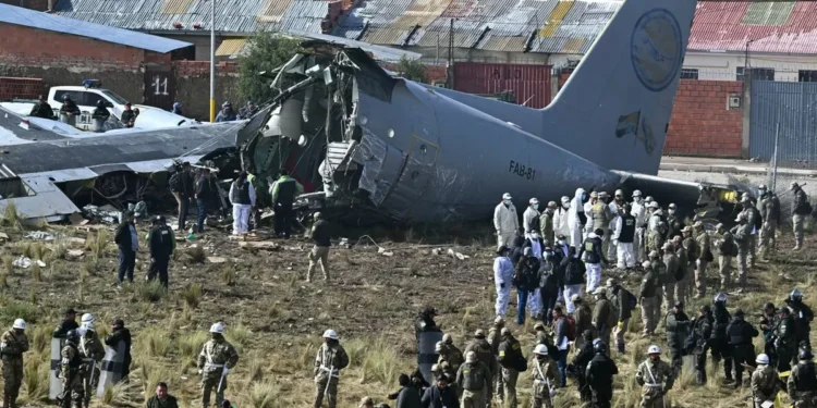 Al menos 20 muertos al estrellarse un avión militar de Bolivia que transportaba haberes en efectivo