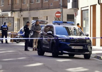 Muere un joven acuchillado por un menor en la calle Democracia