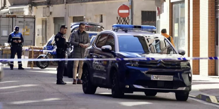 Muere un joven acuchillado por un menor en la calle Democracia