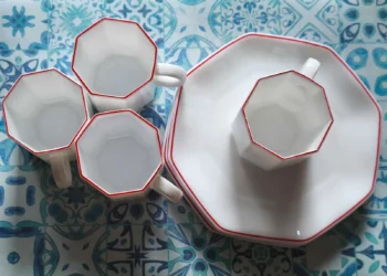 Acabo de dar con en Carrefour una vajillo clásica que es igual que los platos de Yoplait que había en casa de mi abuela