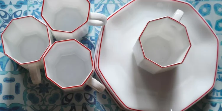 Acabo de dar con en Carrefour una vajillo clásica que es igual que los platos de Yoplait que había en casa de mi abuela