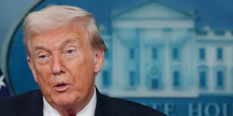 Donald Trump pide a Hamás que proceda a un desarme “total e adyacente”