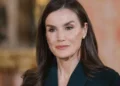 La reina Letizia derrocha donaire con un vestido reciclado con guiño a Kate Middleton