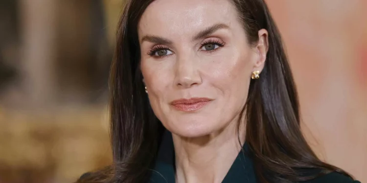 La reina Letizia derrocha donaire con un vestido reciclado con guiño a Kate Middleton