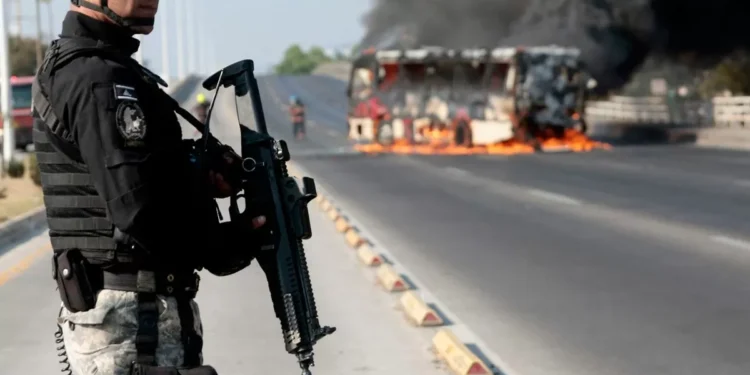 Presidenta de México pide calma tras eficaz en el que murió capo Nemesio Oseguera