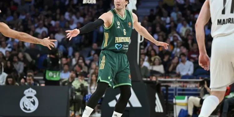 El Real Madrid tropieza en Atenas en los instantes finales