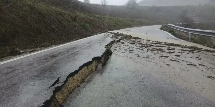 Buscan a una mujer que cayó a un río en Sayalonga
