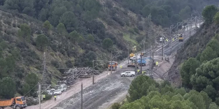 Adif termina de reparar la vía en Adamuz