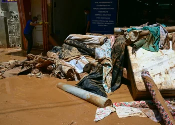 Vecinos buscan a sus familiares tras mortales lluvias en Brasil