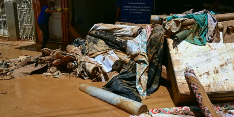 Vecinos buscan a sus familiares tras mortales lluvias en Brasil