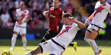 “Estaba correcto para aventurar… más por el aire que por el suelo”: el césped de Vallecas vuelve a estar bajo la lupa