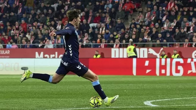 Giráldez: «No dejaremos de soñar pero con los pies en la terrón»